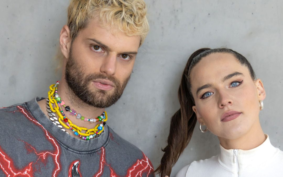Quiénes son Sofi Tukker, el grupo que canta sobre el iPhone X?